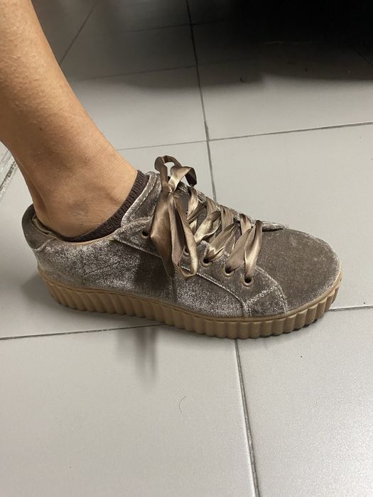 Sapatos castanhos com veludo Deeply