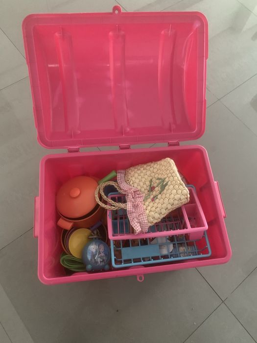 Cozinha de brincar e baú de menina