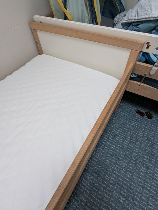 Cama criança com colchão e extras