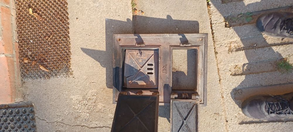 Stare żeliwne drzwiczki do pieca