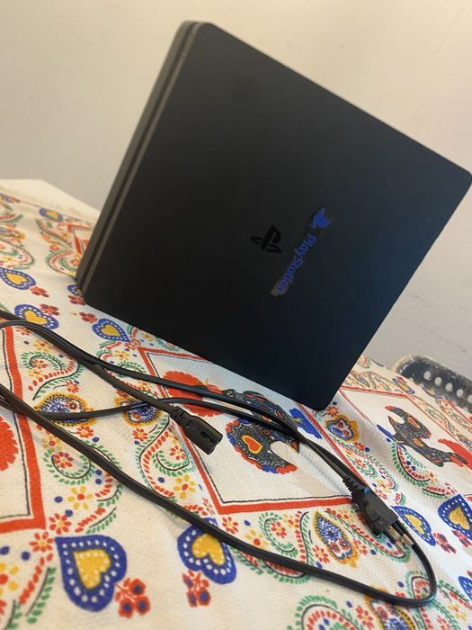 PlayStation 4 Slim troco por trotinetes em bom estado. já não tenho o comando vermelho mas posso dar mais jogos