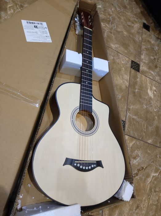 Красива гітара нова акустична