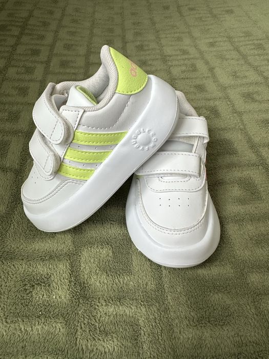Дитячі кеди для дівчинки adidas Breaknet