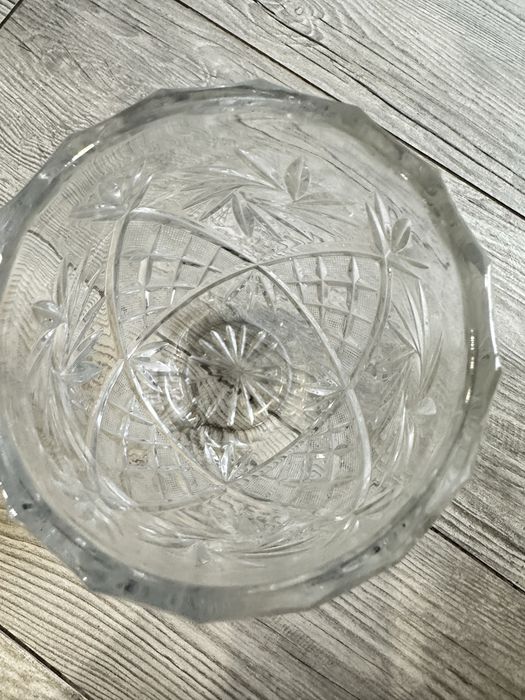 Кришталева ваза . Висота 22 см