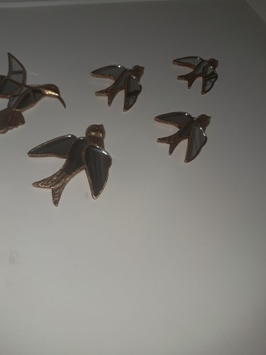 Várias peças em resina e vidro espelhados