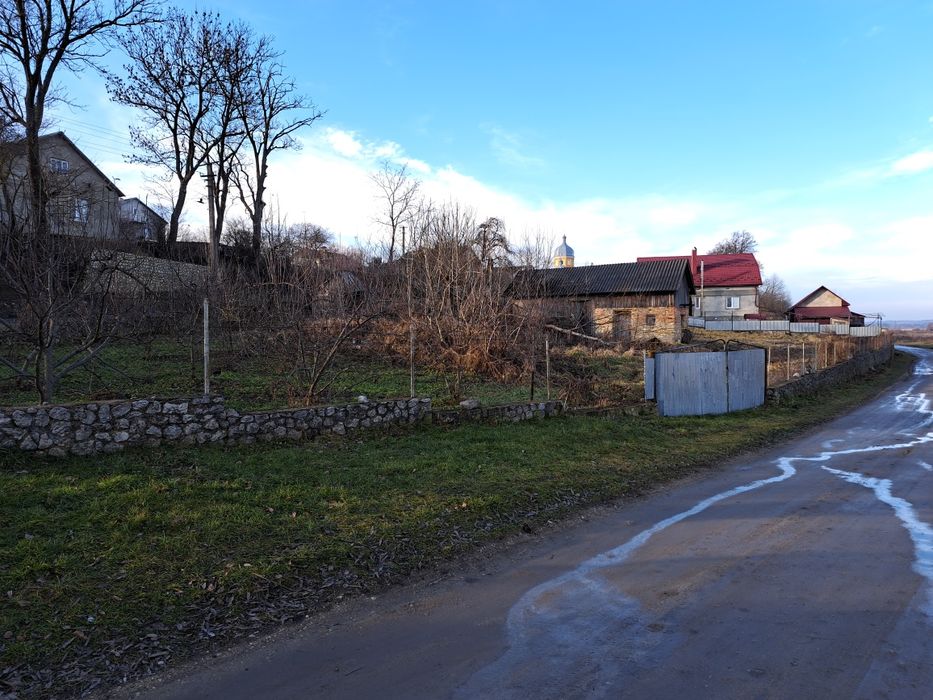 Глиняна хата та господарські будівлі, земельна ділянка під забудову