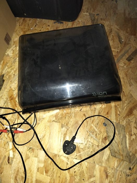 Odtwarzacz płyt winylowych. Służy do podłączenia do komputera.