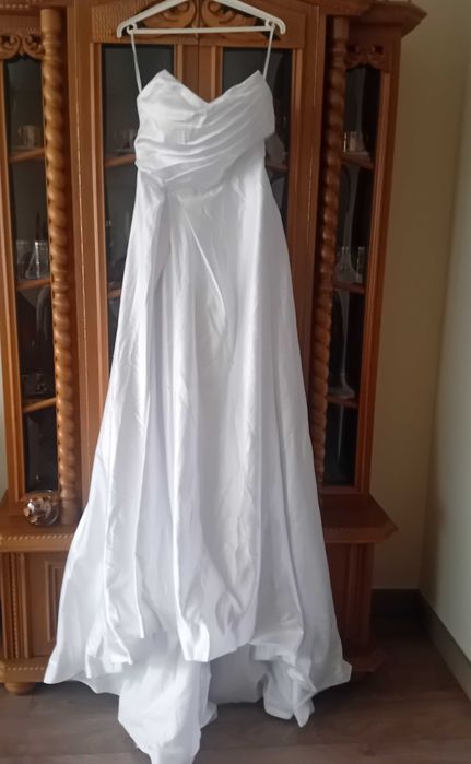 Elegancka, klasyczna suknia ślubna z trenem  gorset