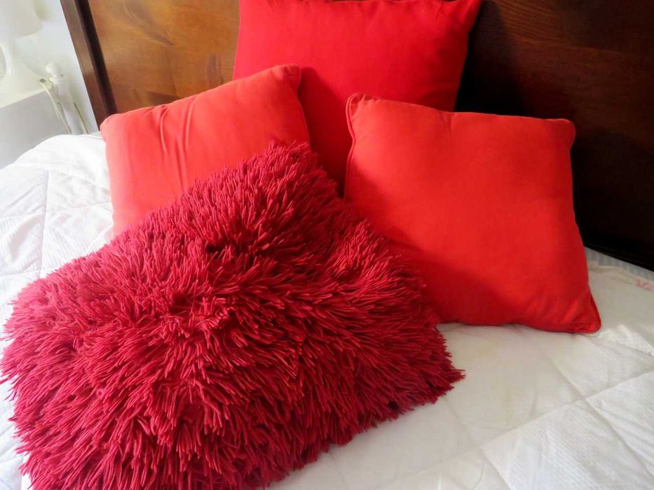 4 almofadas vermelhas