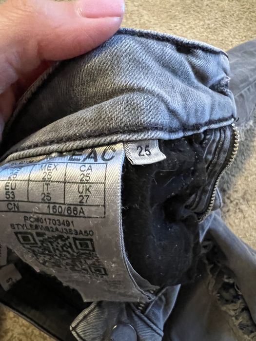 Jeansy Guess 25 szare z przedarciami damskie