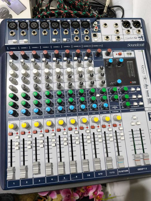 Soundcraft signature 12 em ótimo estado