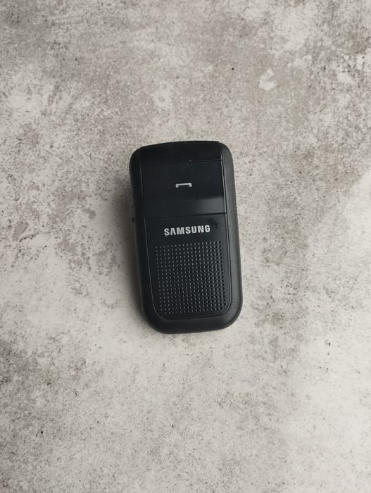 Zestaw głośnomówiący do samochodu