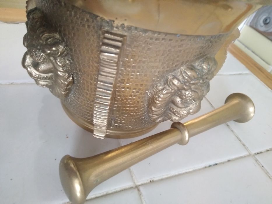 Almofariz em latão.