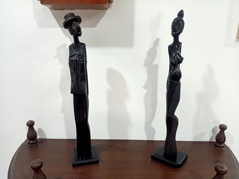 Estatuetas estátuas africanas esculpidas em madeira Pau preto casa quarto apartamento vivenda carro cozinha escritório gabinete sala.