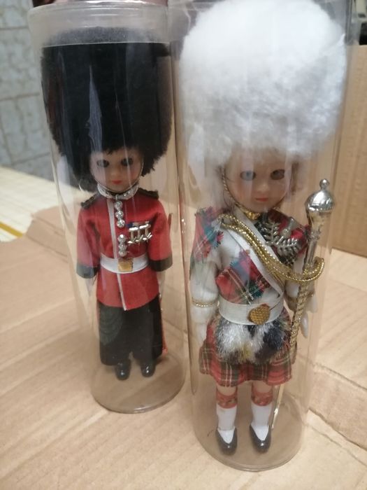 Bonecas( 2 genuínas), vintage da Guarda Real de Londres, o par-3,5€..