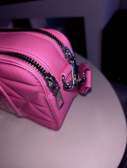 Różowa mała torebka pikowana SM na szerokim pasku