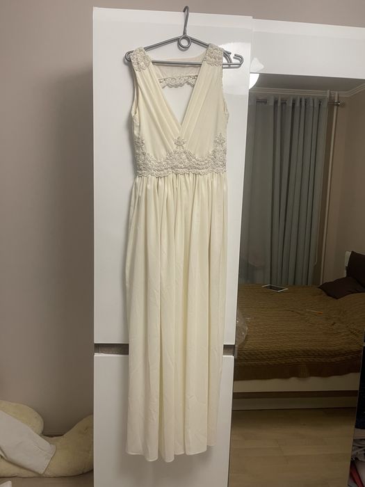 Платье для выпускного цвета шампань с кружевами