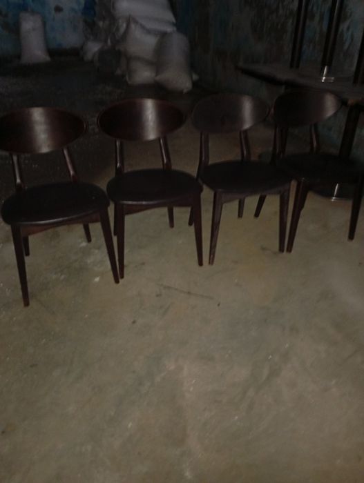 Vendo estas cadeiras muitas bonitas bom estado