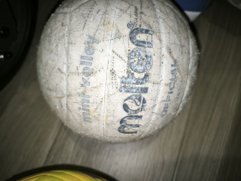 Bolas de futebol e volei