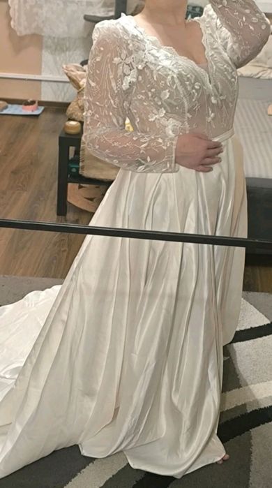 Suknia ślubna satynowa koronka długi rękaw tren księżniczka rozporek