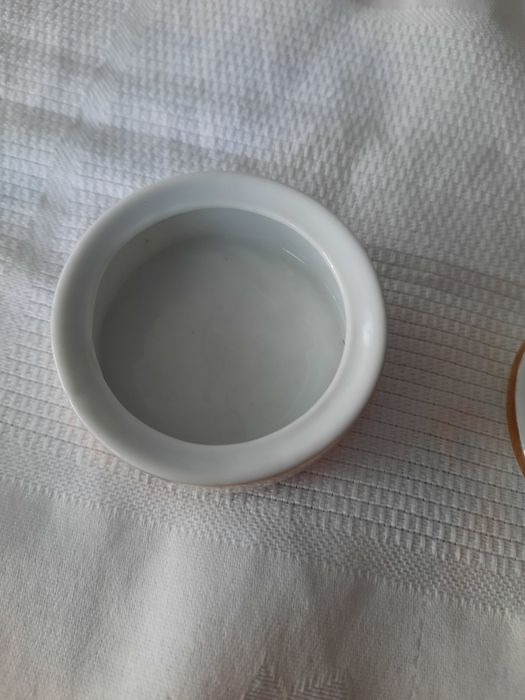 Pequena caixinha decorada a ouro de lei