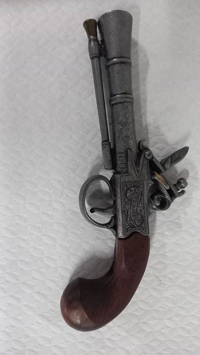 réplica decorativa (não funcional) de uma pistola de pederneira