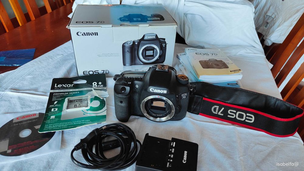 Canon EOS 7D- CORPO (26143 disparos) com caixa + Bateria + Carregador+ cartão + alça (tudo original) ótimo estado