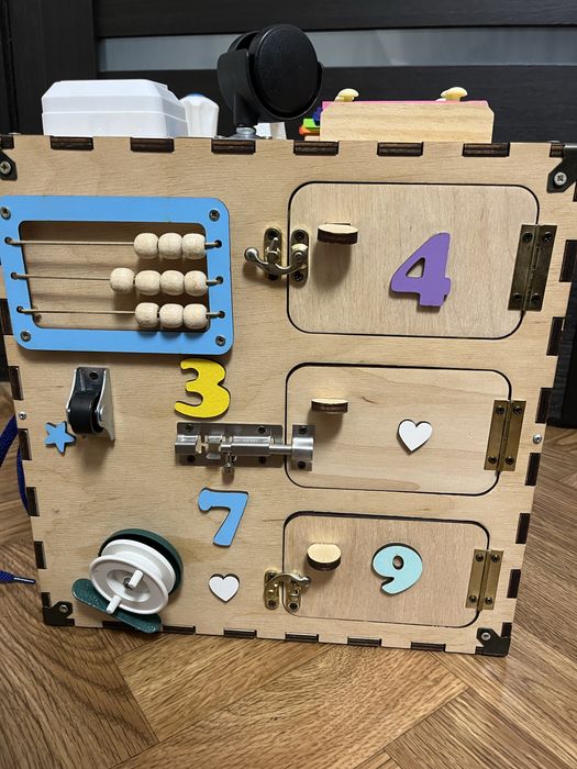 Бізікуб мольберт бізіборд