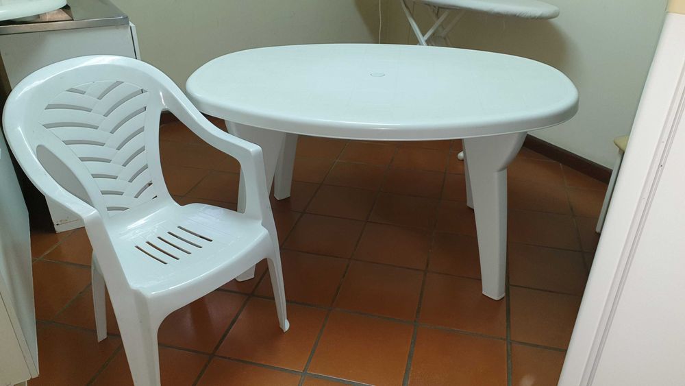 Mesa de Resina Oval e 4 Cadeiras