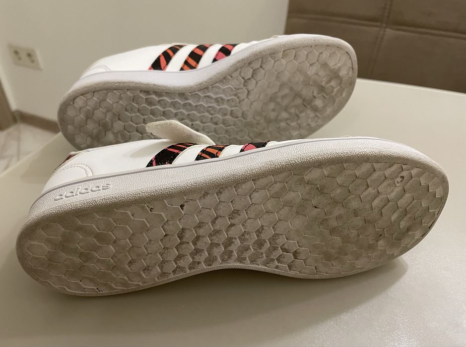 Кросівки фірмові adidas  35 розмір