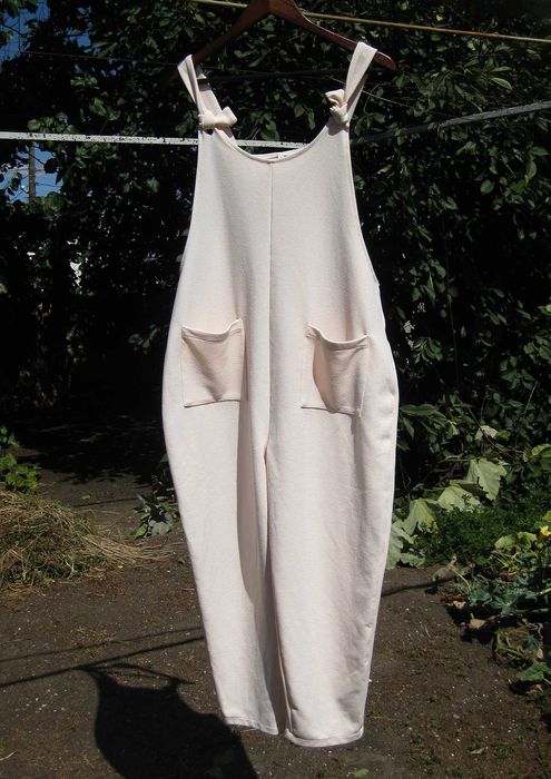 Стильный свободный летний комбинезон с карманами светло кремовый М