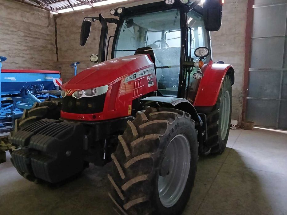 Massey Ferguson 5712