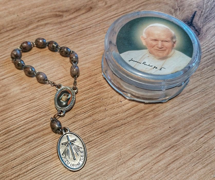 Mały, mini różaniec.