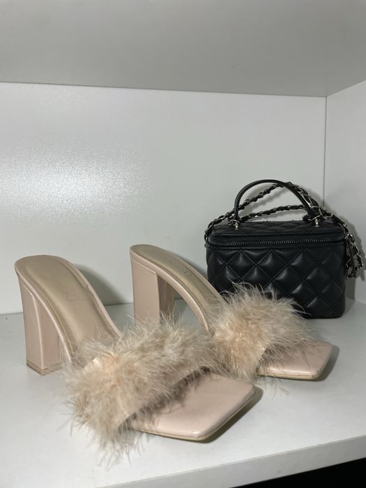 Босоніжки на підборі з квадратним носком