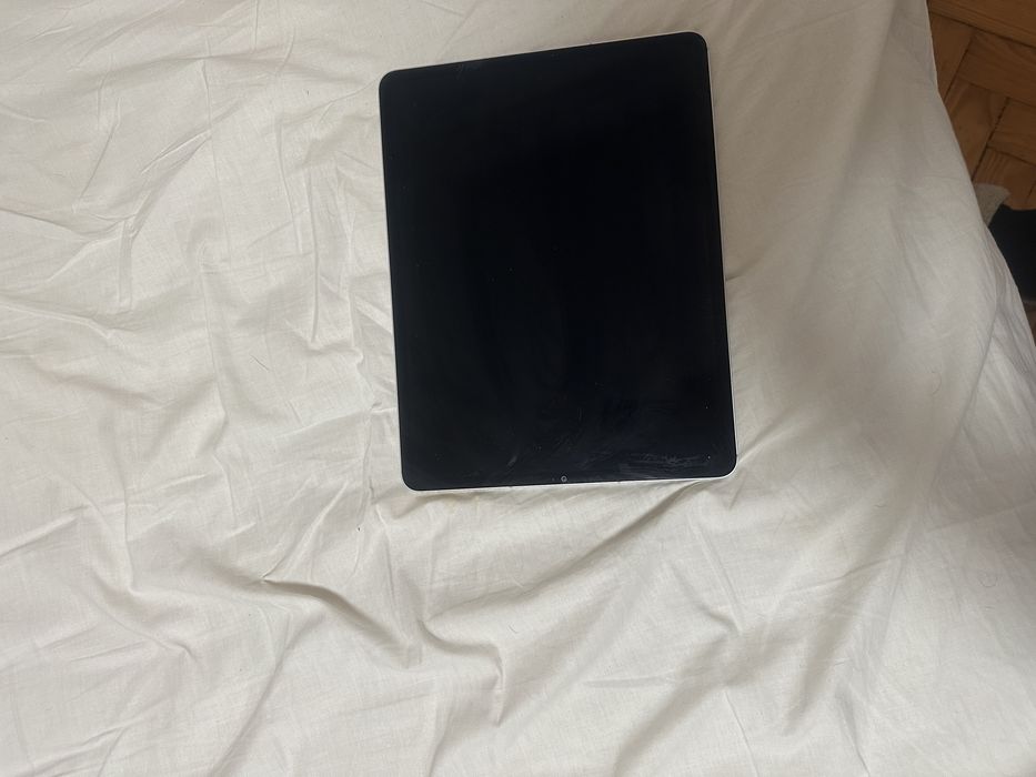iPAD 5 PRO 12.9 prat WIFI 4 G com capa original.Como novo.