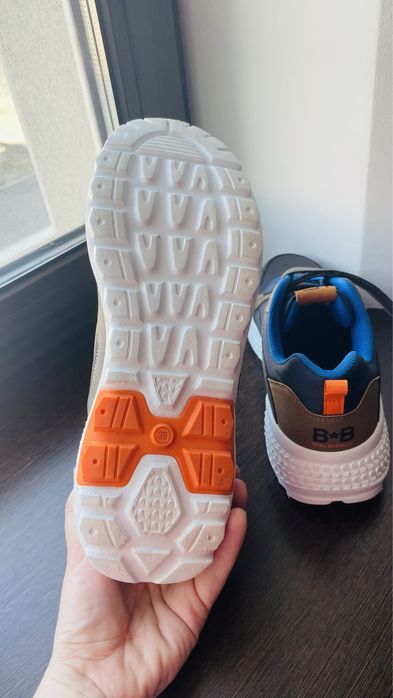 Продам новые кроссовки  B&B