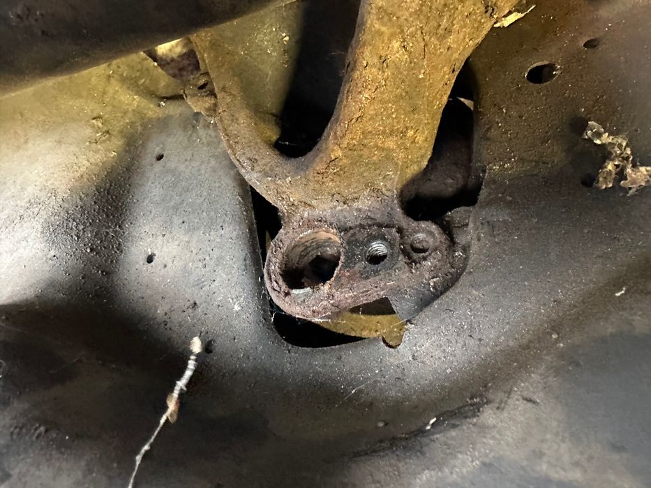 BMW E32 E34 obudowa amortyzator zwrotnica przód LEWA piasta