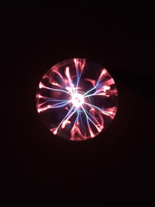 Плазмова куля з блискавками/Плазменный шар с молниями/куля Тесла