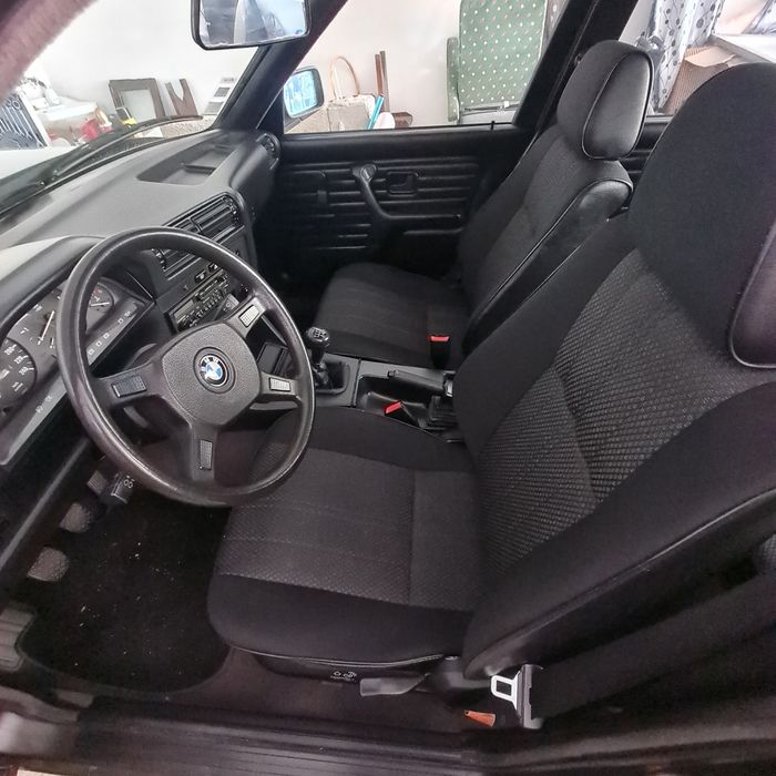 BMW Série 3 (E30) – Um Clássico em Excelente Estado