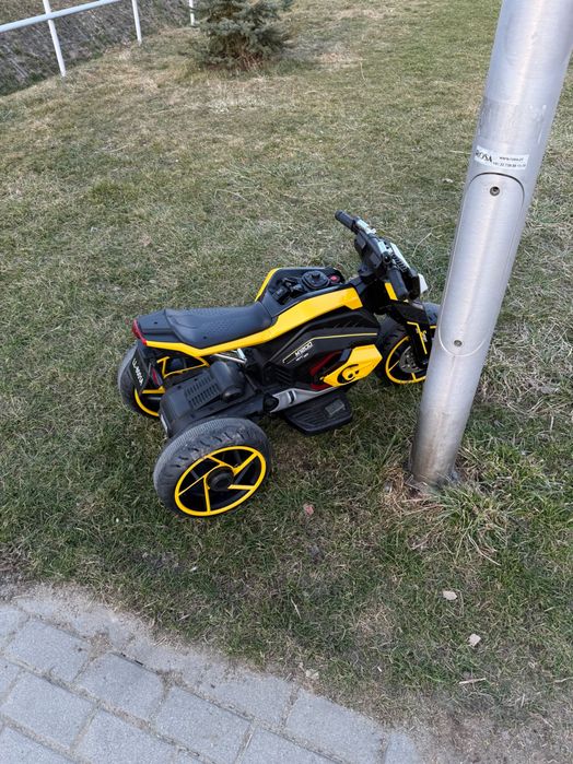 Motorek na akumulator dla dziecka / Elektryczny trójkołowiec (Stan idealny!)
