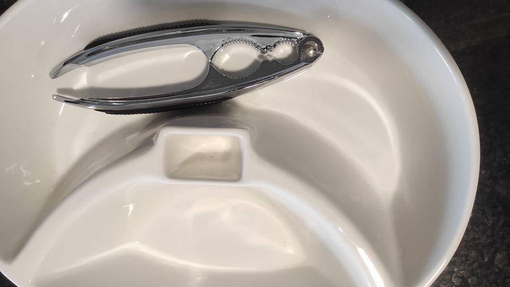 Quebra Nozes Metálico, Taça em Porcelana, Base em Bambú