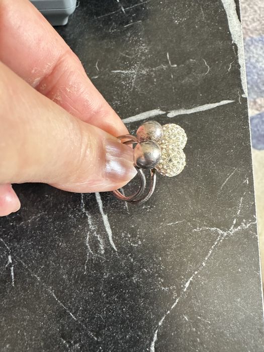 Srebrny pierścionek kulki