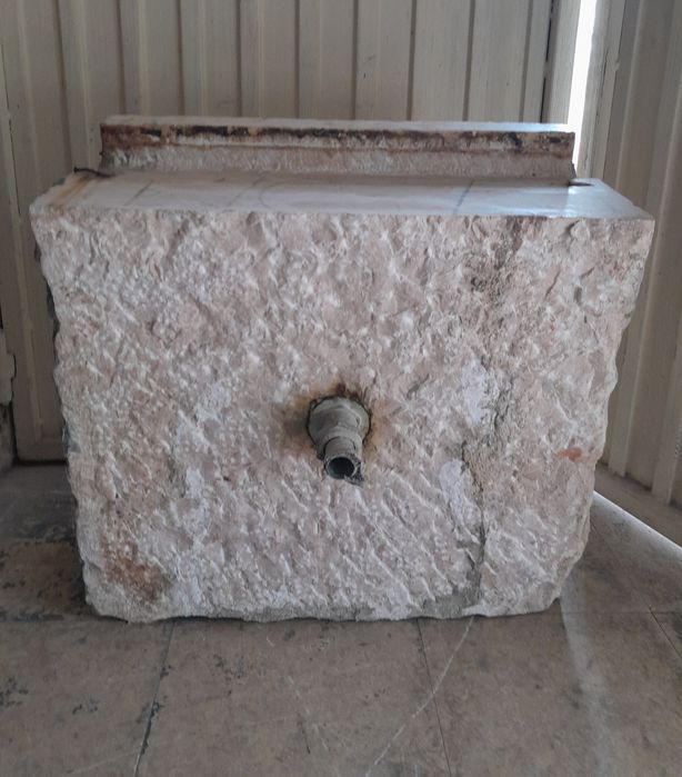 Lava loiça antigo em pedra