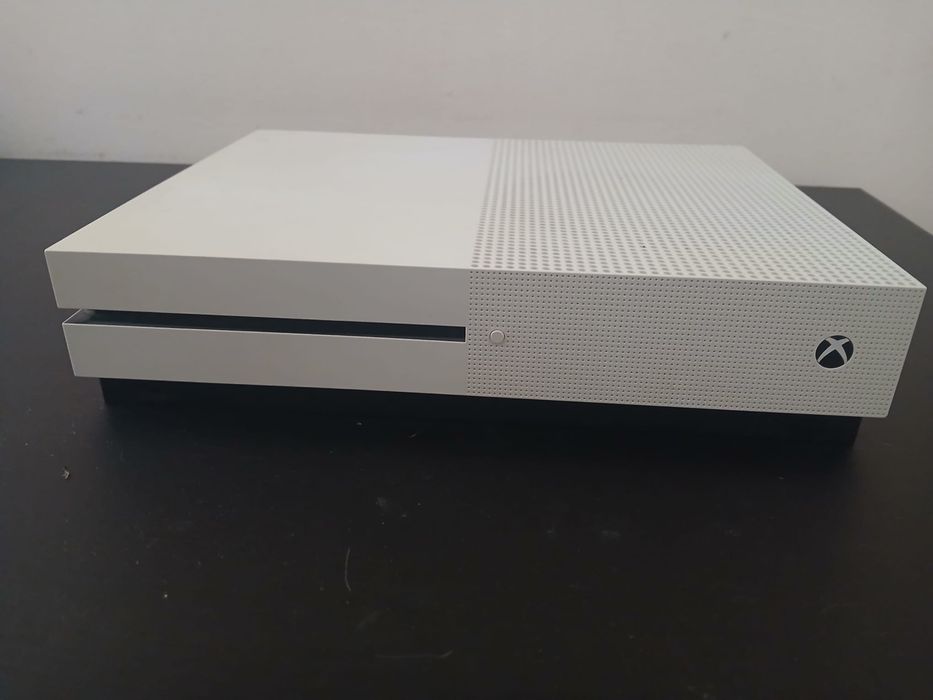 Xbox One 1TB + 3 Jogos + Comando Original (Pronta a Jogar)"