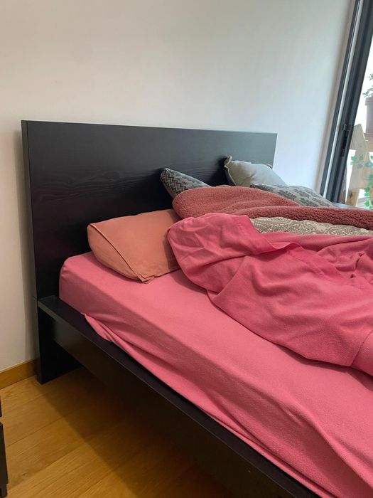 Cama de casal em bom estado