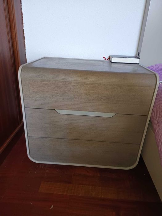 Cama e mesas de cabeceira