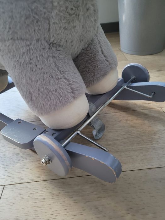 Pluszowy koń na biegunach