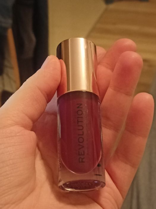 REVOLUTION Pout Bomb błyszczyk w odcieniu Daring ||| lip gloss bordowy