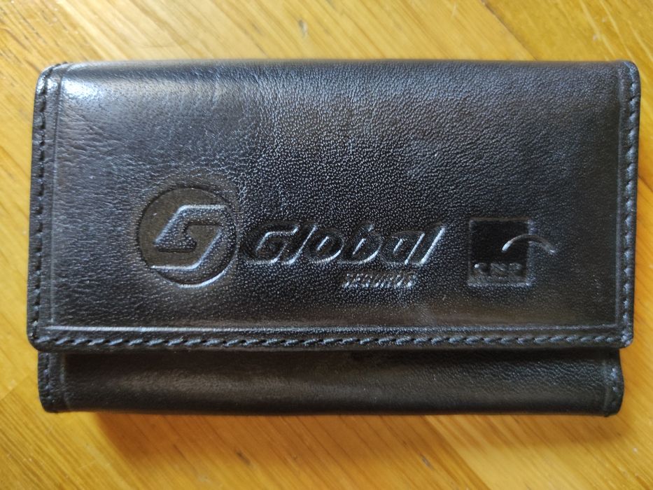 Retro-style wallet keychain