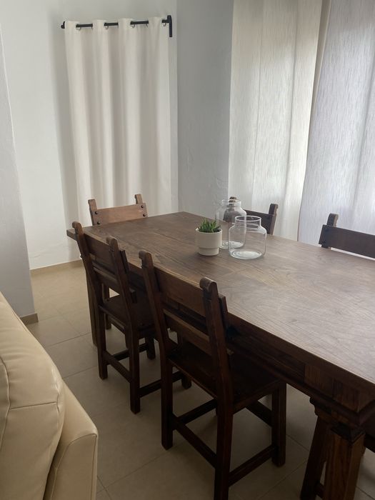 Mesa em Madeira e Conjunto de 6 cadeiras